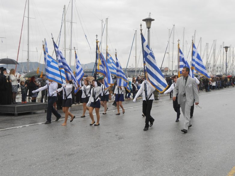 Με βροχή και απουσίες η παρέλαση στο Βόλο