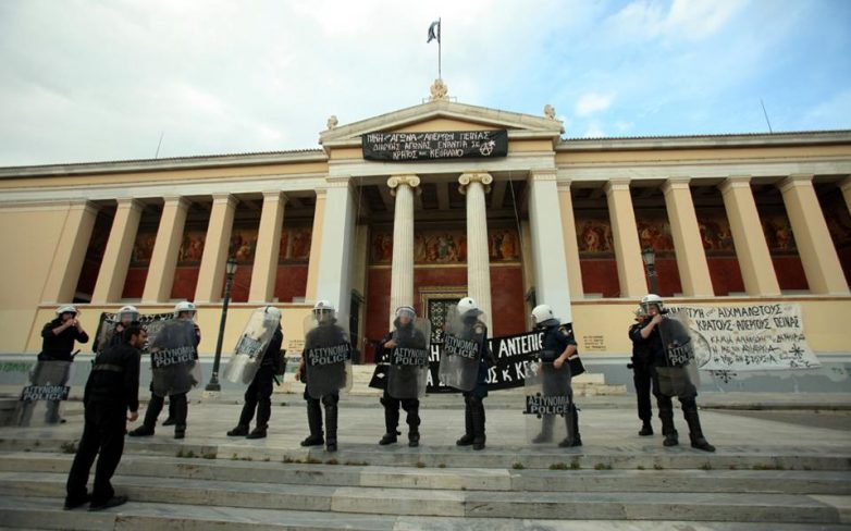 Σε αστυνομικό κλοιό το κτίριο της Πρυτανείας του ΕΚΠΑ