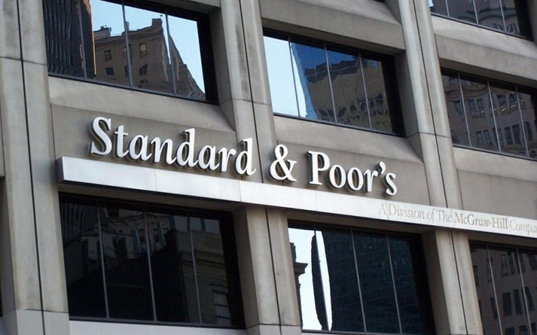 Η S&P υποβάθμισε την προοπτική της Ε.Ε.