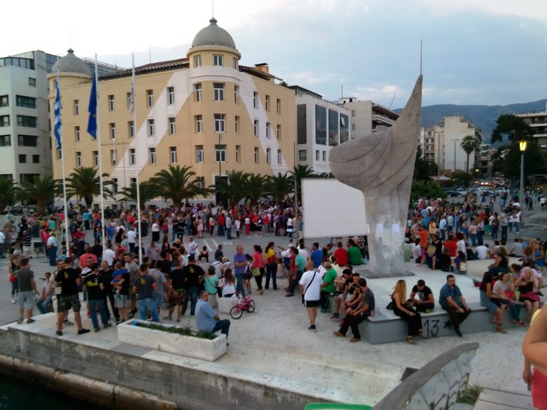 Αρκετός κόσμος  στην παραλία υπέρ του ΟΧΙ