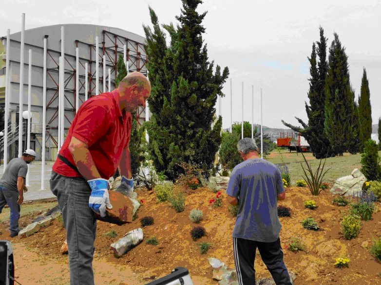 Γέμισε φυτά που έδωσαν χρώμα η παραλία του Βόλου