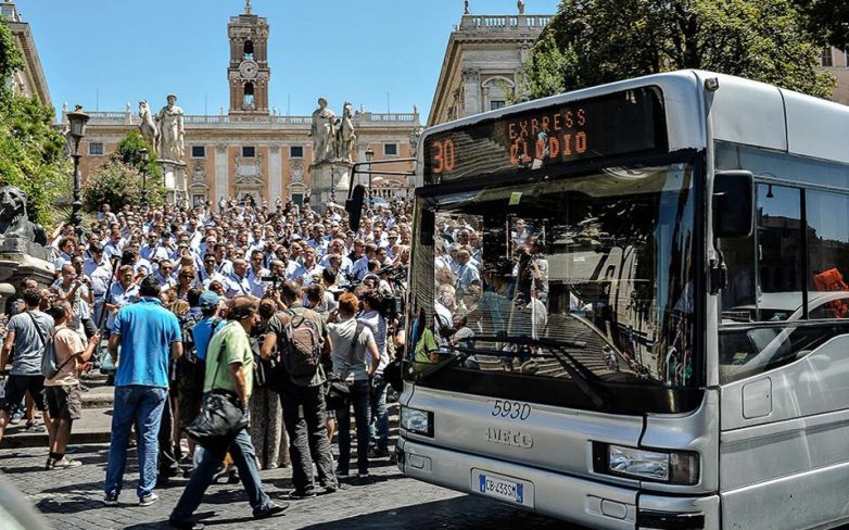 Σε στενή πολιορκία βρίσκεται ο δήμαρχος της Ρώμης