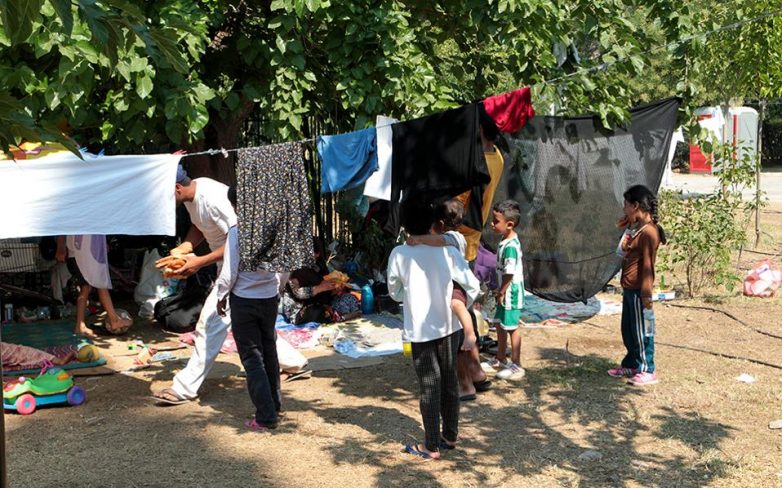 Οι μετανάστες μεταφέρονται στον Ελαιώνα