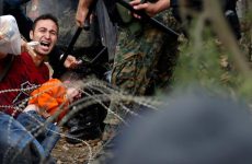 ΠΓΔΜ: Σταδιακά περνούν τα σύνορα οι μετανάστες – Ενταση στην ουδέτερη ζώνη