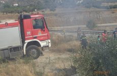 Φωτιά σε ξερά χόρτα στο Λουζίνικο