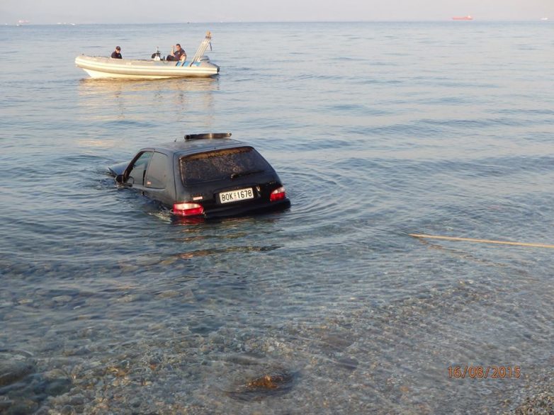 Σώος ο οδηγός αυτοκινήτου που  έπεσε στη θάλασσα στα Κάτω Λεχώνια