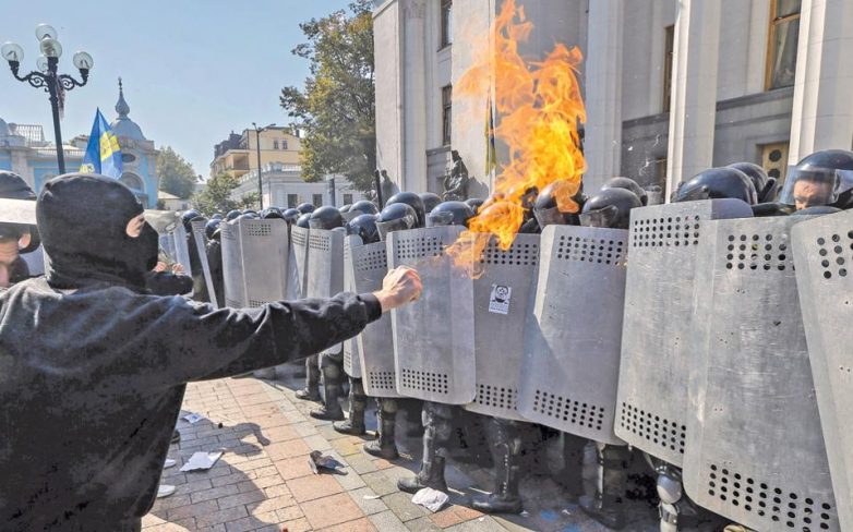 Αιματηρές συγκρούσεις στο Κίεβο