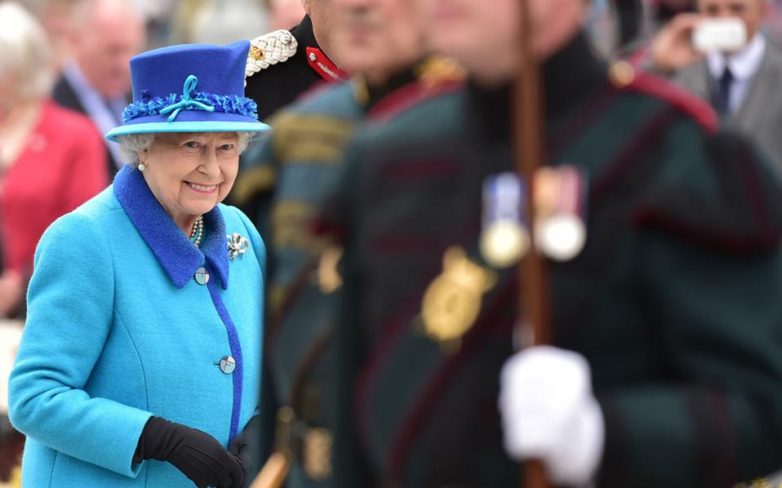 Καταρρίπτει σήμερα το ρεκόρ παραμονής στον βρετανικό θρόνο η βασίλισσα Ελισάβε