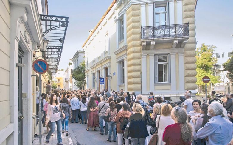 Απίστευτες ουρές για τα φτηνά εισιτήρια