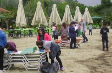 Μαθητές κι εθελοντές καθάρισαν την ακτή του Αναύρου