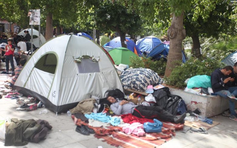 Στο κλειστό γυμναστήριο Γαλατσίου 1.000 μετανάστες από την πλ. Βικτωρίας