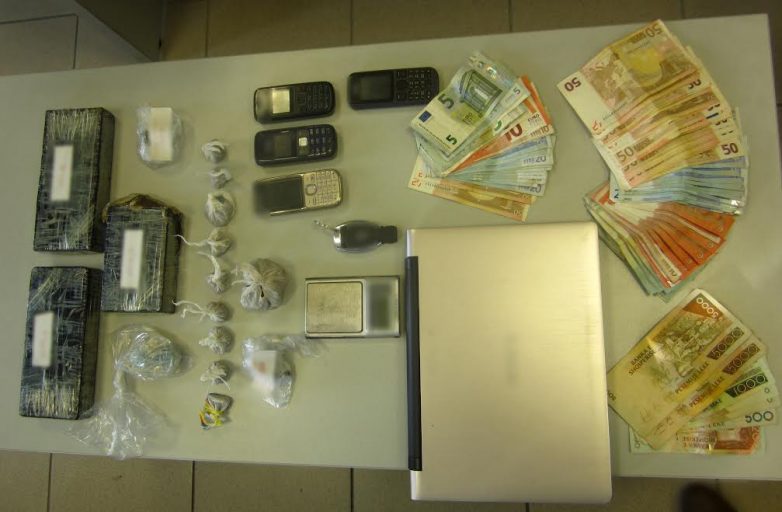 Συνελήφθησαν αλβανοί στον Τύρναβο με πάνω από ενάμισυ κιλό ηρωίνη