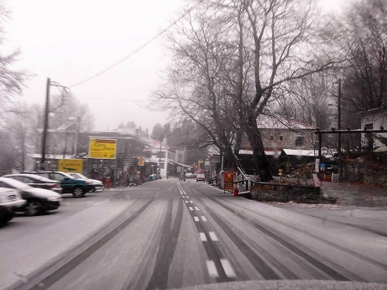 Έπεσαν οι πρώτες νιφάδες χιονιού στην κορυφή του Πηλίου