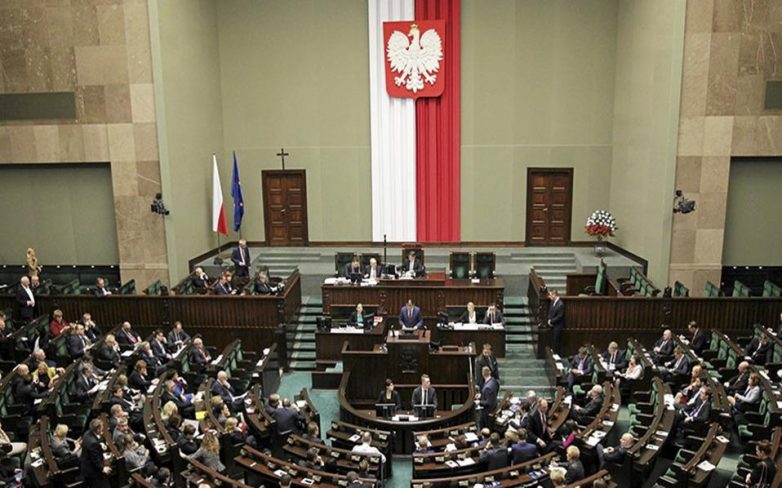 Πολωνία: Ομαδικές παραιτήσεις στη δημόσια τηλεόραση λόγω του νέου νόμου για τα ΜΜΕ