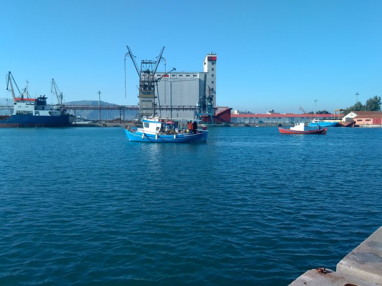 Διαλύονται κηλίδες πετρελαίου  στο λιμάνι του Βόλου