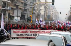 Θεσσαλονίκη: «Πολιορκία» του υπουργείου Μακεδονίας – Θράκης από διαδηλωτές και τρακτέρ