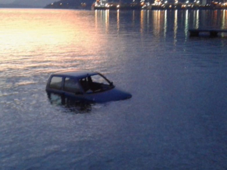 Αυτοκίνητο στη  θάλασσα στο Λουτράκι
