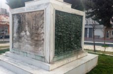 Μήνυση κατ’ αγνώστων για την κλοπή γλυπτού στο Άγαλμα της Ελευθερίας στην Πλατεία Ευαγγελιστρίας