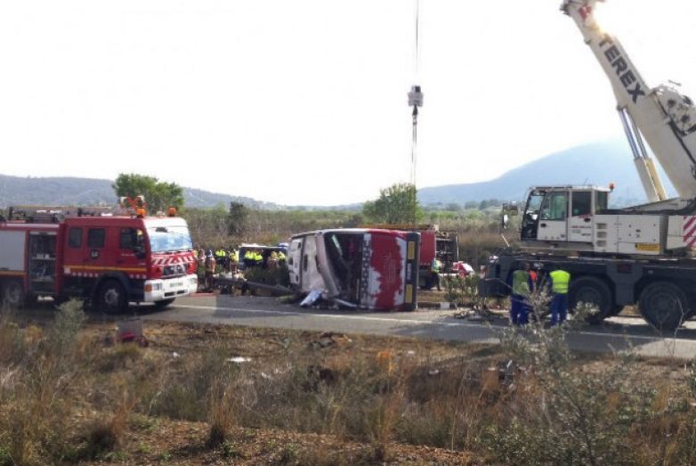 Δεκατρείς νεκροί σε σύγκρουση τουριστικού λεωφορείου με φοιτητές στην Ισπανία