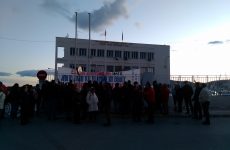 Παράσταση διαμαρτυρίας  στην  είσοδο του Λιμανιού  από σωματεία και φορείς ενάντια στο ΝΑΤΟ