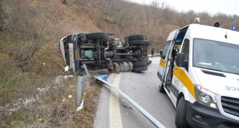 Nτεραπάρισε νταλίκα κλείνοντας το δρόμο προς Λάρισα