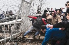 Ειδομένη: Διαμαρτυρία προσφύγων μπροστά στον φράχτη Ελλάδας-ΠΓΔΜ