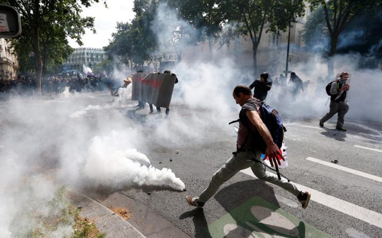 Παρίσι: Σοβαρά επεισόδια με τραυματίες σε διαδήλωση για τα εργασιακά