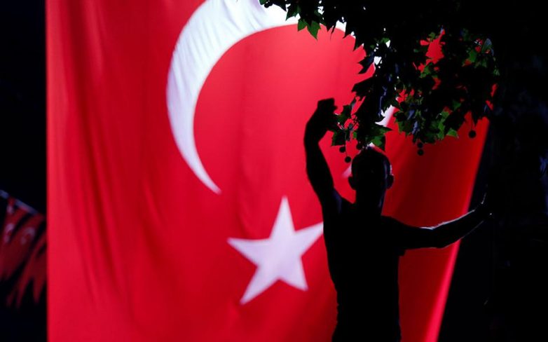 Με αποκλεισμό του Wikileaks απαντά η Τουρκία στη διαρροή 294.548 emails του AKP