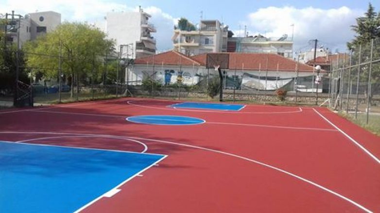 Eπίστρωση με ελαστομερές υλικό στο γήπεδο μπάσκετ στην πλατεία Λαμπράκη