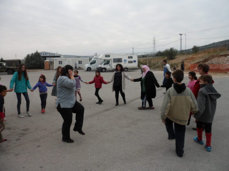 «Τα παιδιά – ελληνόπουλα και προσφυγόπουλα –  πιάσαν γερά τα χέρια και στήσανε χορό»