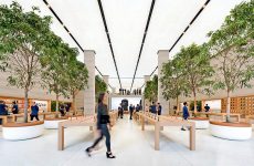 Στην «πλατεία» της Apple στο Λονδίνο