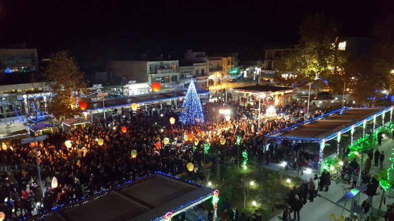 Φωταγωγήθηκε το  Χριστουγεννιάτικο  Δέντρο  στον Αλμυρό