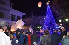 Άνναμα Χριστουγεννιάτικου δέντρου στο Βελεστίνο με γιορτινές μελωδίες και βεγγαλικά