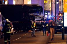 Βερολίνο: Εννέα νεκροί και τουλάχιστον 50 τραυματίες – Φορτηγό έπεσε σε πλήθος ατόμων σε χριστουγεννιάτικη αγορά