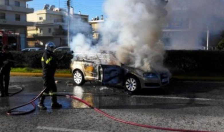 Φωτιά σε εν κινήσει αυτοκίνητο