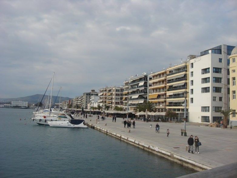 Σύγκρουση αυτοκινήτου -μοτοποδηλάτου στην παραλία του Βόλου