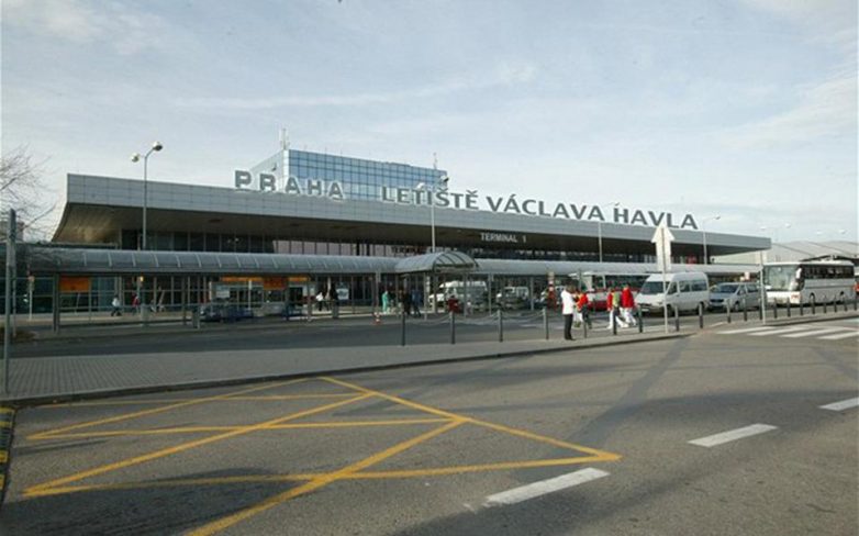 Αναγκαστική προσγείωση αεροσκάφους στην Πράγα λόγω απειλής για βόμβα