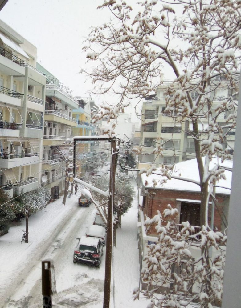 Με χρήση αντιολισθητικών αλυσίδων η κυκλοφορία οχημάτων στο οδικό δίκτυο της Θεσσαλίας