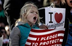 Τραμπ: «Το διάταγμα δεν στοχοποιεί τους μουσουλμάνους» – Μαζικές διαδηλώσεις σε δεκάδες πόλεις
