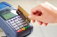 Αυστηρά πρόστιμα για διαφορετικές τιμές στις συναλλαγές με κάρτες
