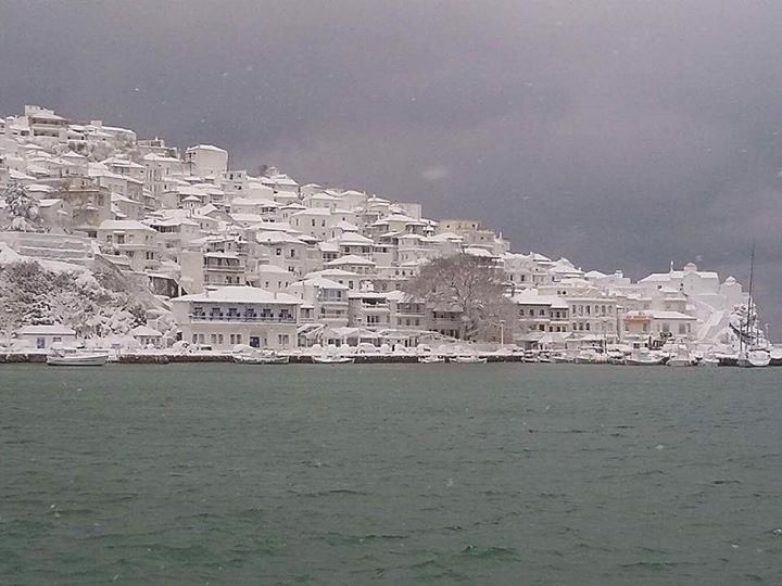 Για Σκόπελο και Αλόννησο αναχωρούν  μηχάνημα και συνεργεία της ΔΕΗ