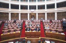 Νομοσχέδιο για ψυχική υγεία με τροπολογίες για συντάξεις και προσφυγικό, πυροδοτεί ένταση στο Κοινοβούλιο