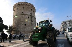 Στην «καρδιά» της Θεσσαλονίκης οι αγρότες – ένταση έξω από τη ΔΕΘ