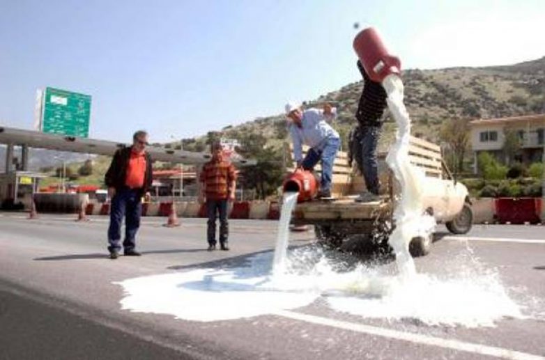 Έχυσαν γάλα και έκαψαν άχυρο κτηνοτρόφοι στη Λάρισα