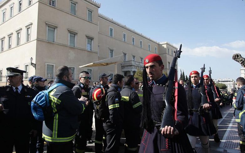 Τροπολογία στη Βουλή: Η κυβέρνηση «σβήνει» με μονιμοποιήσεις τη φωτιά που άναψαν οι πυροσβέστες