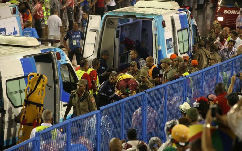 Καρναβαλικό άρμα έπεσε πάνω σε θεατές στο σαμπαδρόμιο του Ρίο- 20 τραυματίες