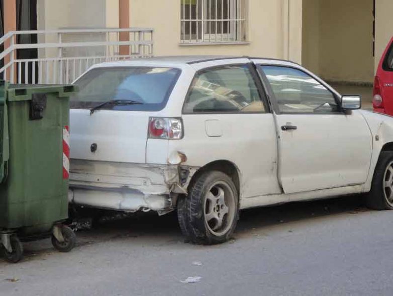 Περισυλλογή  εγκαταλελειμμένων οχημάτων στο Βόλο