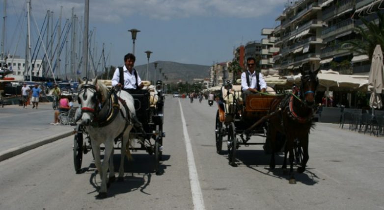 Απαγορεύεται η  κίνηση άμαξας στο πεζοδρομημένο κομμάτι της παραλίας