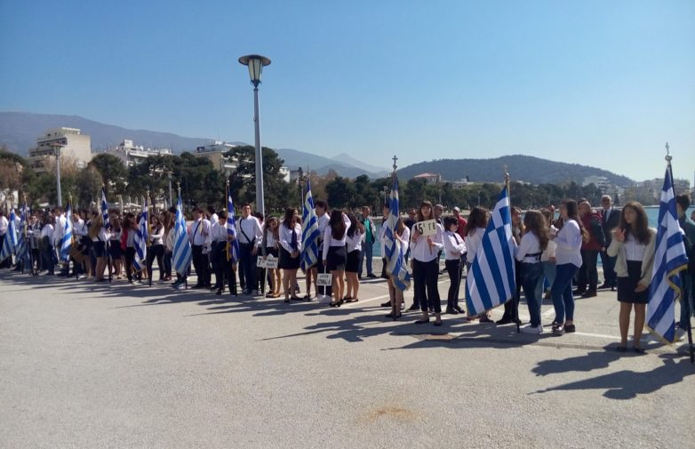 Κατάθεση στεφάνων από μαθητές και προσκόπους στο Μνημείο Ηρώων