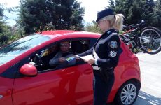Ενημερωτικά φυλλάδια διένειμαν αστυνομικοί του Τμήματος Τροχαίας Αυτοκινητοδρόμων Μαγνησίας σε οδηγούς και συνεπιβάτες οχημάτων